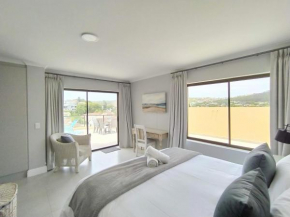 Alba Tramonto - 4 bed 3 bath - 100m to Robberg Beach & Large Patio